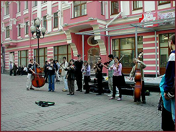 Street performers on Arbat.