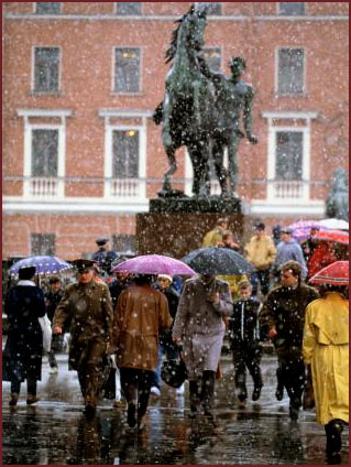 St. Petersburg, Anichkov Bridge, pedestrians in snow. 